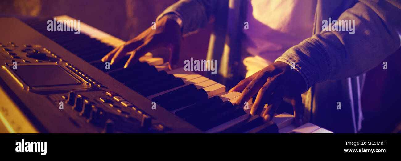 La sezione centrale sul musicista maschio suonando piano Foto Stock