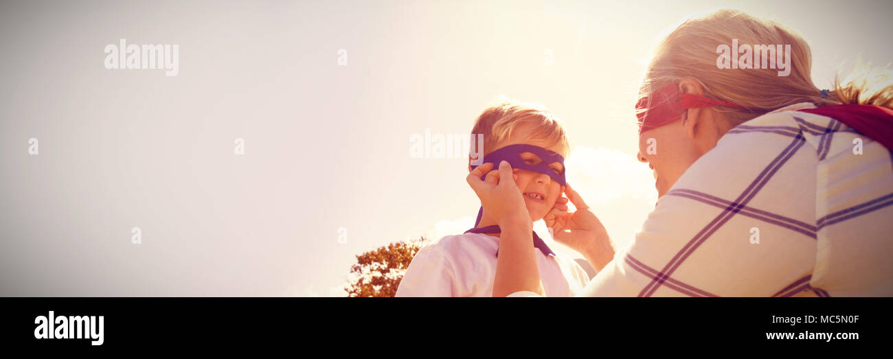 Madre e figlio riproduzione di super eroi Foto Stock