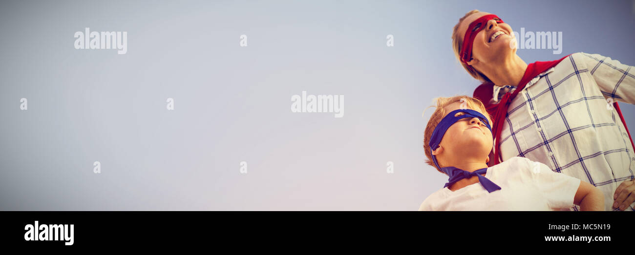 Madre e figlio riproduzione di super eroi Foto Stock