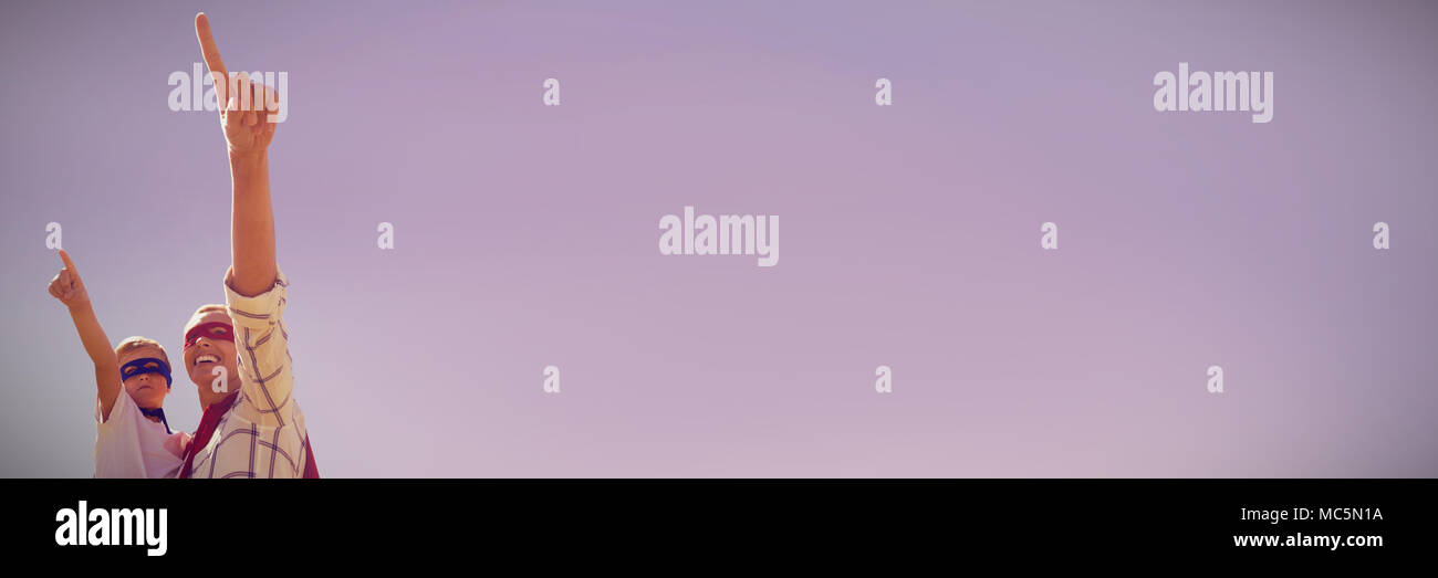 Riproduzione di genitore eroi con figlio Foto Stock