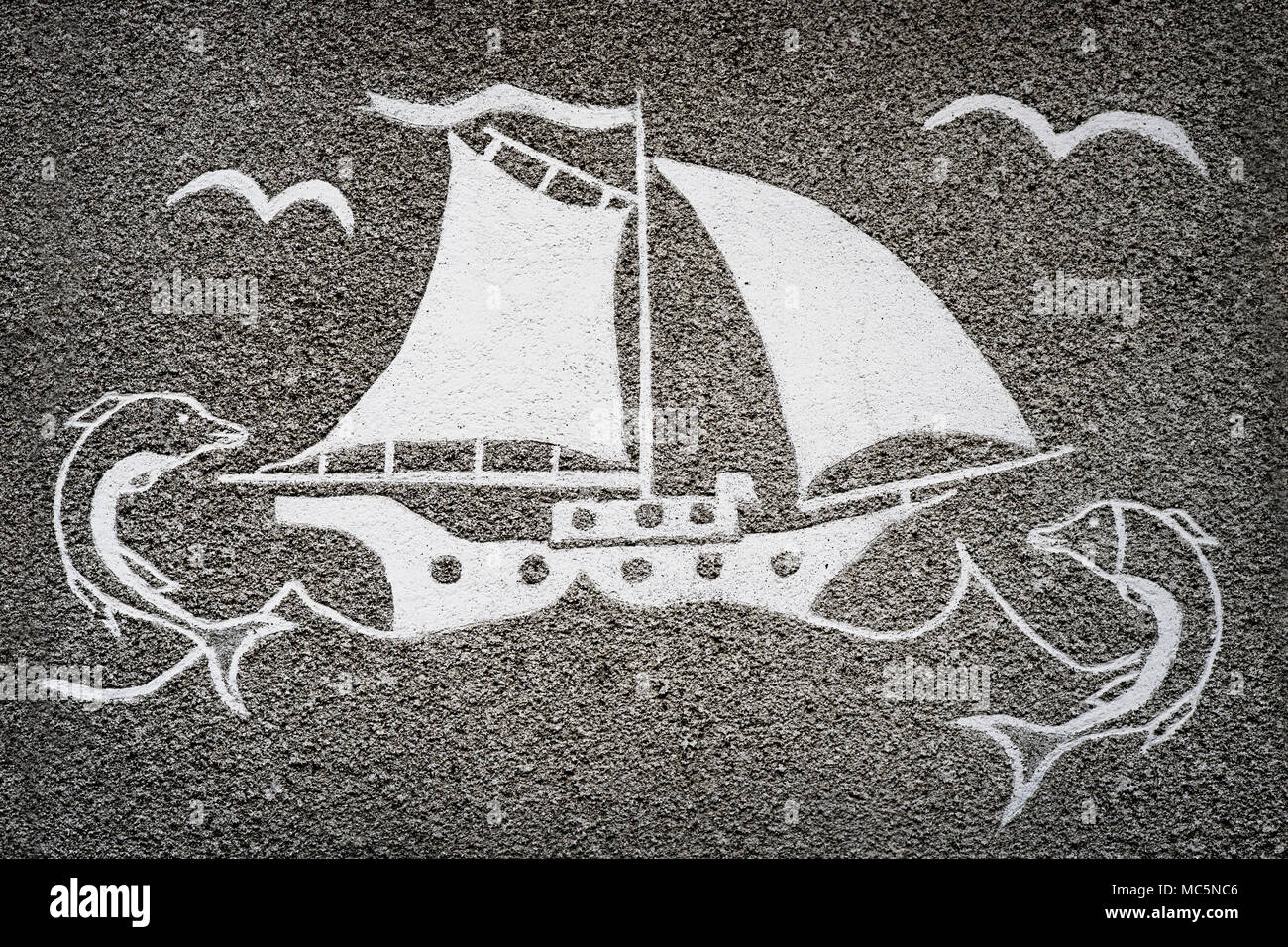 Il bassorilievo di nave con i delfini sulla parete. Foto Stock