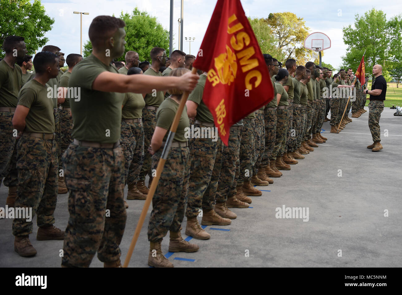 Stati Uniti Marine Corps Sgt 1a. Earl Delack II, Marine distacco primo sergente, offre un briefing sulla sicurezza a Keesler Marine gli studenti di distacco durante la seconda guerriero annuale Giornata a Keesler Air Force Base, Mississippi, Aprile 6, 2018. Dieci squadre hanno gareggiato contro ogni altra in otto eventi che è servito a promuovere la coesione unità, cameratismo e unità di piccole dimensioni di leadership. La squadra vincente ha ricevuto un medaglione guerriero nonché una moneta. (U.S. Air Force foto di Airman 1. Classe Suzie Plotnikov) Foto Stock