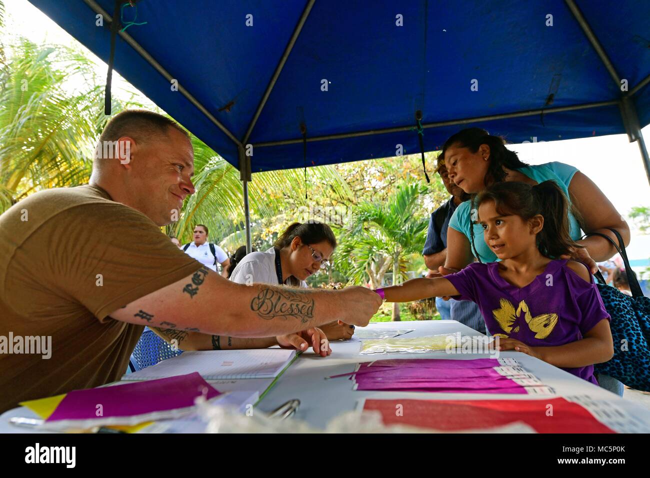 180409-N-VK873-0062 PUERTO BARRIOS, Guatemala (9 aprile 2018) Ospedale Corpsman 1a classe Scott Reid, di San Louis, Missouri, registri dei pazienti a Izabal complessi sportivi in Puerto Barrios, Guatemala durante continuando promessa 2018. Stati Uniti Forze Navali Comando meridionale/STATI UNITI 4a flotta ha dispiegato una forza di eseguire continuando la promessa di comportamento civile-militare comprendente le operazioni di assistenza umanitaria, impegni di formazione e medico, dentista e supporto di veterinari in uno sforzo per mostrare il supporto degli Stati Uniti e di impegno per l'America centrale e del Sud. (U.S. Navy foto di comunicazione di massa Speciali Foto Stock