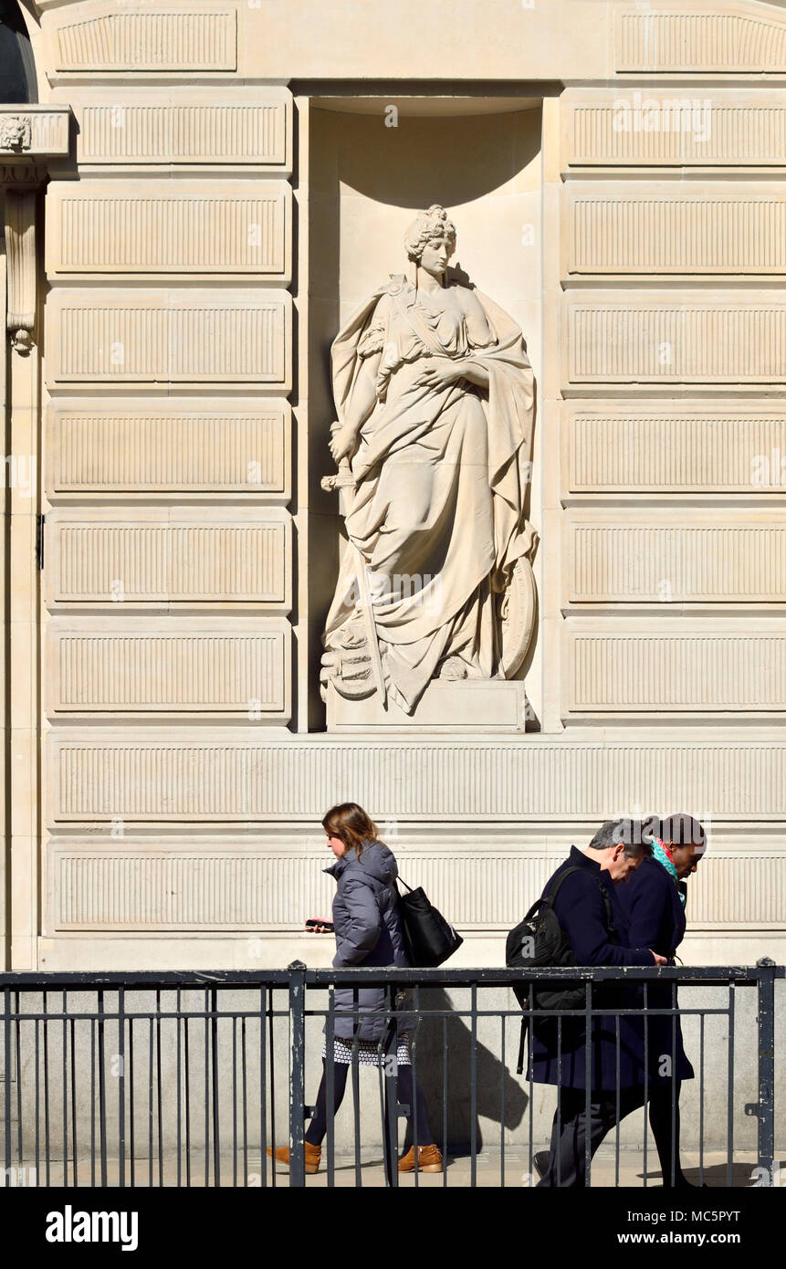 Londra, Inghilterra, Regno Unito. NatWest Bank City of London uffici. Statua allegorica sulla facciata "coraggio" di Charles Domain. Princes Street, vicino alla banca di Foto Stock
