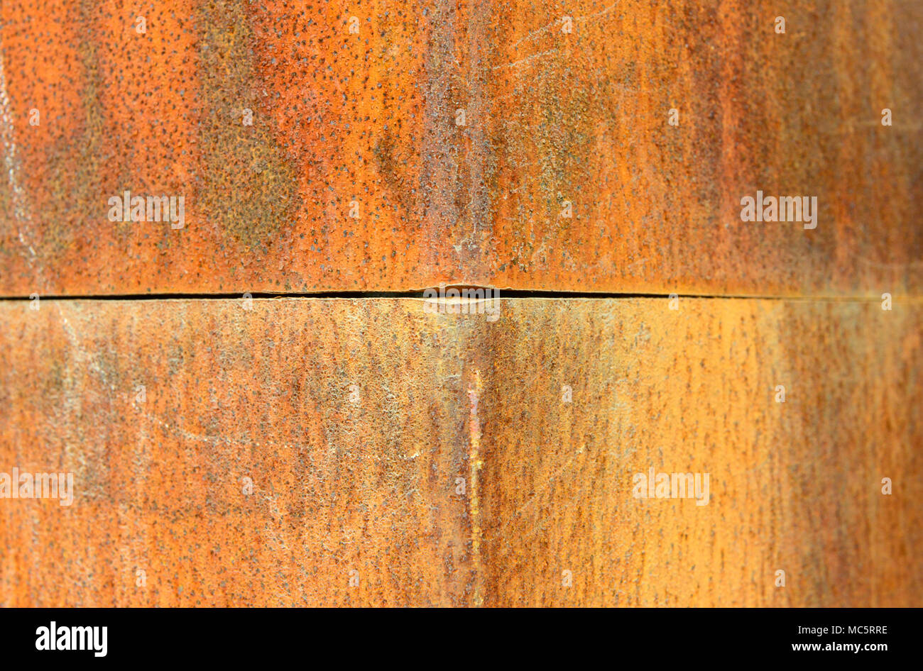 Rusty deliberatamente di resistenza agli agenti atmosferici di pannelli in acciaio, cercando simile a in acciaio Corten, visto sull'angolo di un edificio nella parte orientale di Beijing in Cina Foto Stock