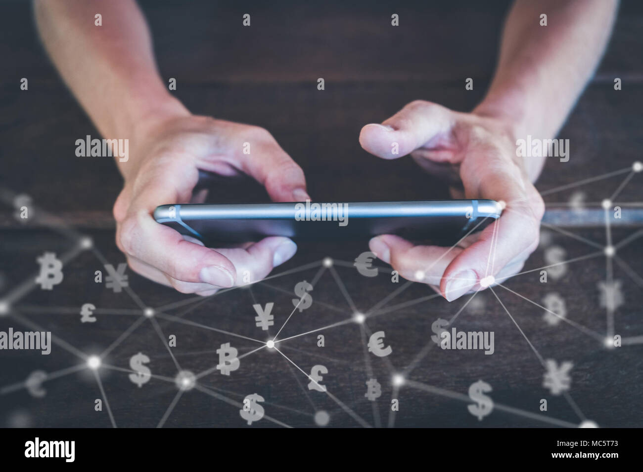 Trading valute sul telefono cellulare - smartphone con il denaro e le icone di bitcoin - concetto di business Foto Stock