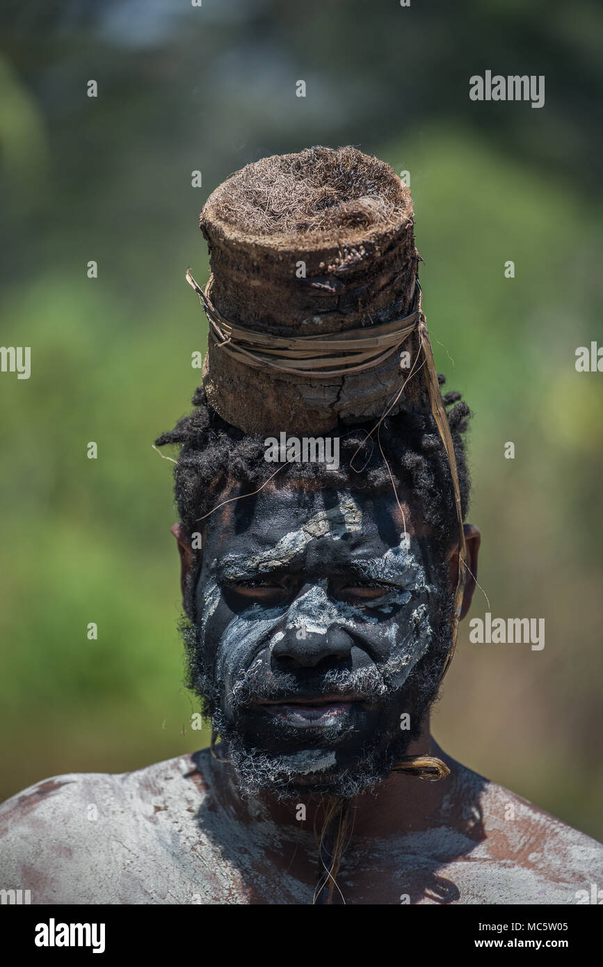 Ritratto di un attore firemaking, area di Goroka, altipiani orientali, provincia di Papua Nuova Guinea Foto Stock