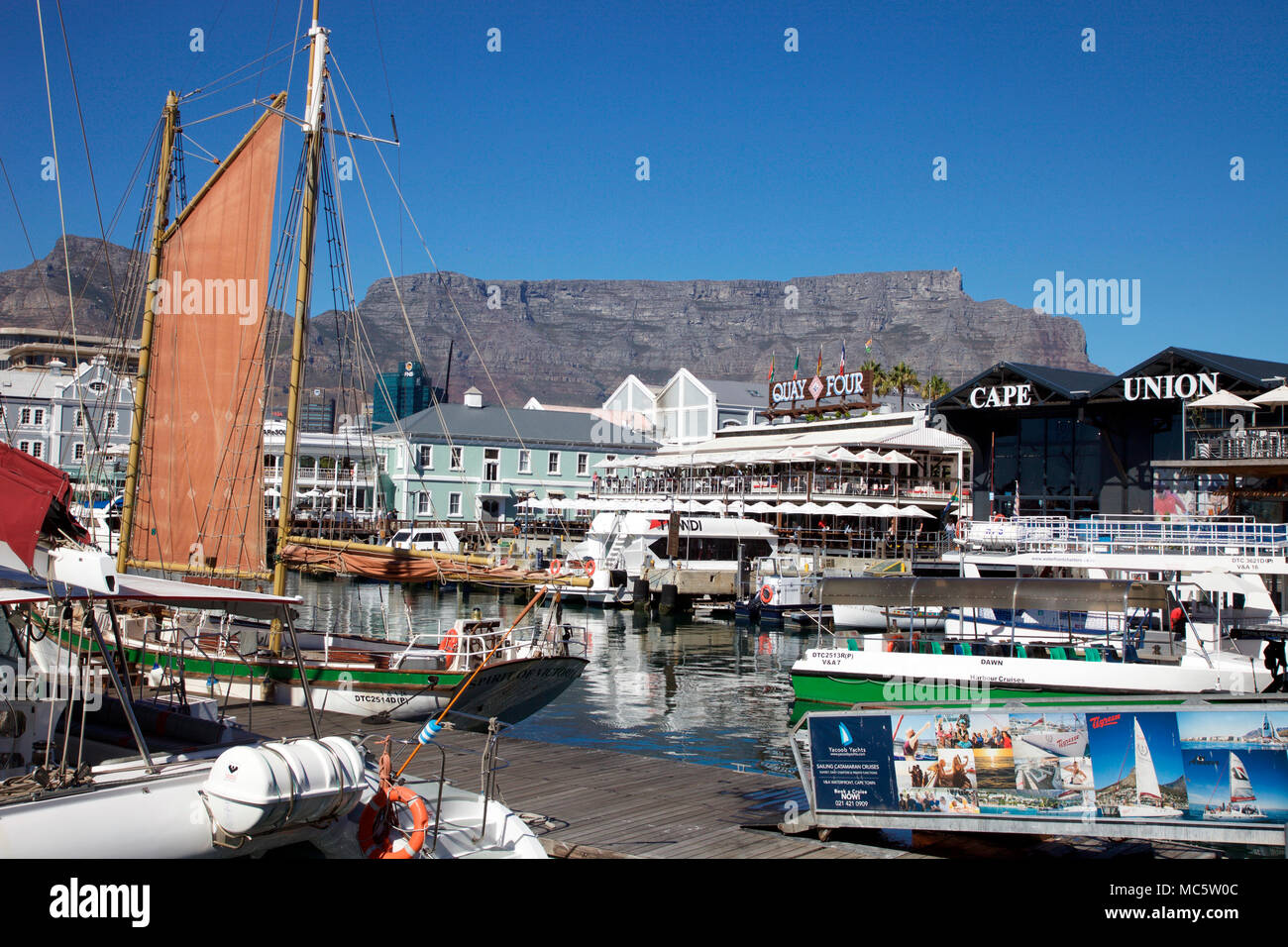 Cape Town Waterfront con Table Mountain Foto Stock