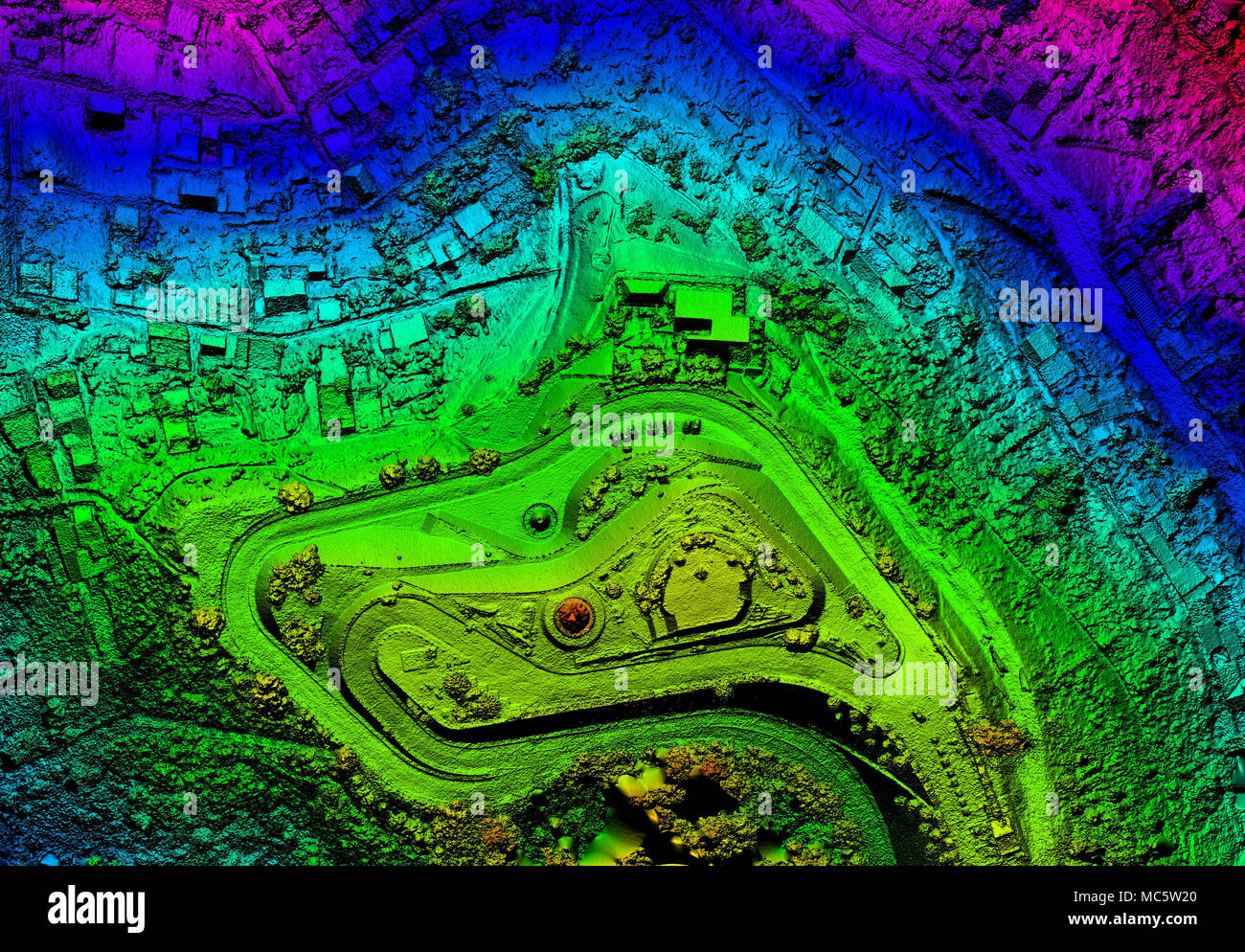 Modello digitale di elevazione (DEM) con codifica a colori e visualizzazione ortogonale dell'elevazione del parco urbano e dell'area circostante, prodotta dalla fotogrammetria dei droni aerei. Gradiente di colore ipsonico dal blu (basso Foto Stock