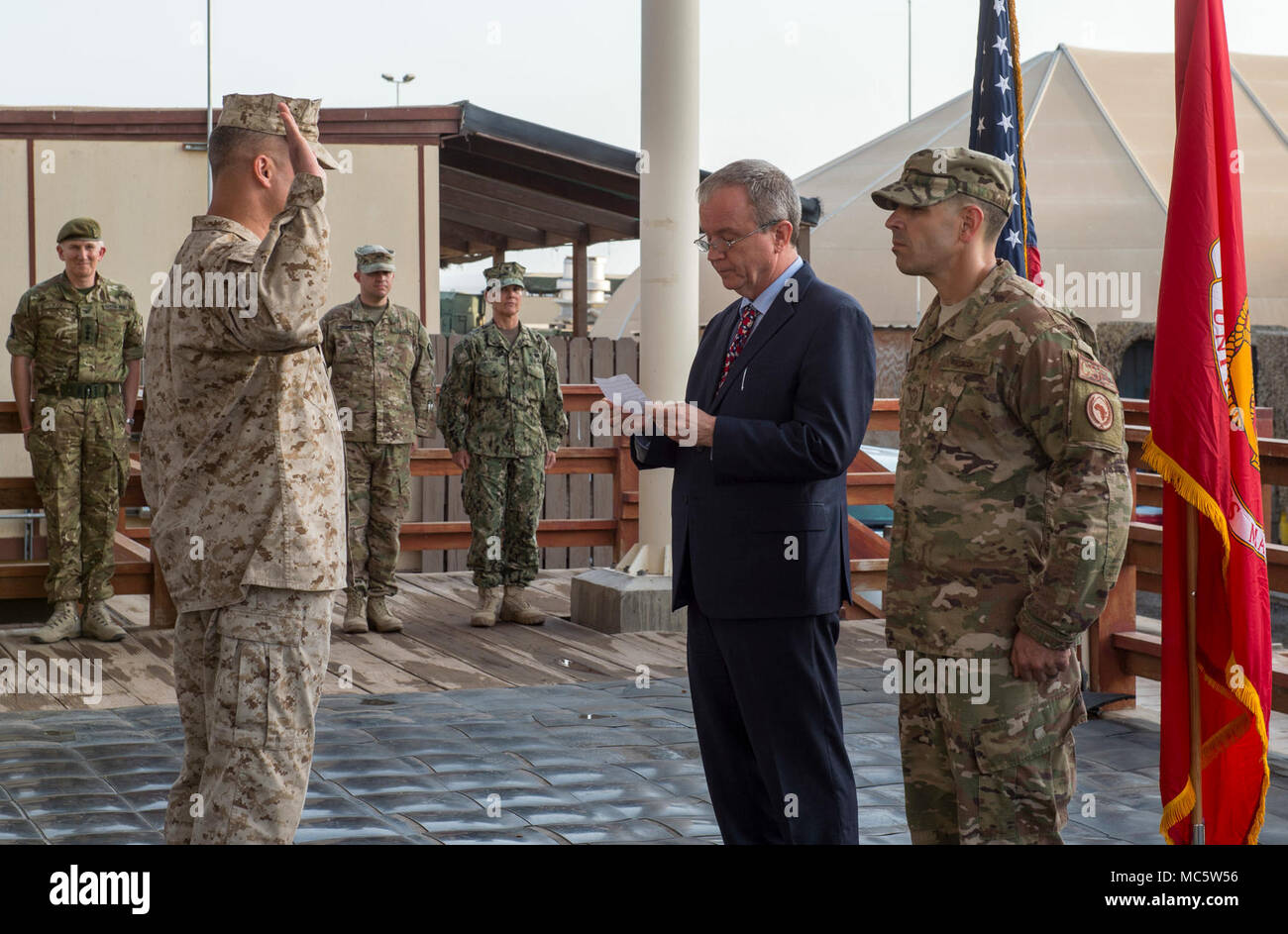 Stati Uniti Ambasciatore a Gibuti Larry André amministra il giuramento di ufficio di U.S. Marine Corps Brig. Gen. David Furness, Comandante generale della Combined Joint Task Force - Corno d Africa, come egli è promosso al rango di maggiore generale presso il Camp Lemonnier, Gibuti, Marzo 24, 2018. Come il comandante, Furness supervisiona il comando gli sforzi nella lotta contro l'estremismo violento in Africa orientale, la promozione della cooperazione regionale la cooperazione in materia di sicurezza, rafforzamento della nazione partner la capacità di difesa e la costruzione e il mantenimento degli Stati Uniti accesso strategica nella regione. Foto Stock