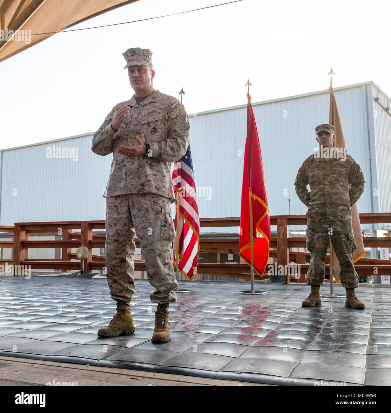 Stati Uniti Marine Corps Il Mag. Gen. David Furness, Comandante generale della Combined Joint Task Force - Corno d Africa (CJTF-HOA), parla ai membri di CJTF-HOA durante la sua cerimonia di promozione, in cui egli è stato promosso a maggiore generale, a Camp Lemonnier, Gibuti, Marzo 24, 2018. Come il comandante, Furness supervisiona il comando gli sforzi nella lotta contro l'estremismo violento in Africa orientale, la promozione della cooperazione regionale la cooperazione in materia di sicurezza, rafforzamento della nazione partner la capacità di difesa e la costruzione e il mantenimento degli Stati Uniti accesso strategica nella regione. Foto Stock
