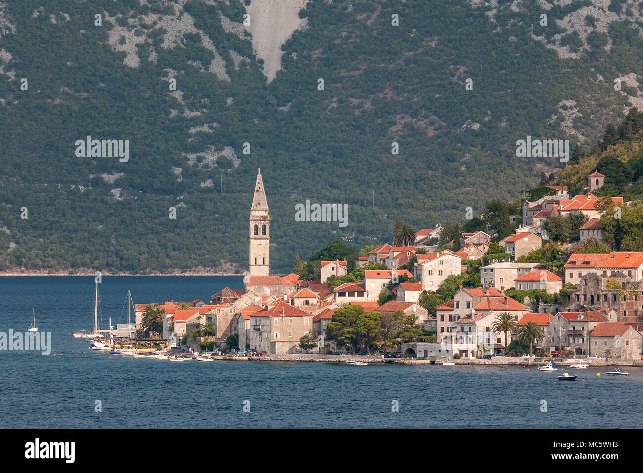 Perast nella Baia di Kotor, Montenegro sul mare Adriatico costa Foto Stock