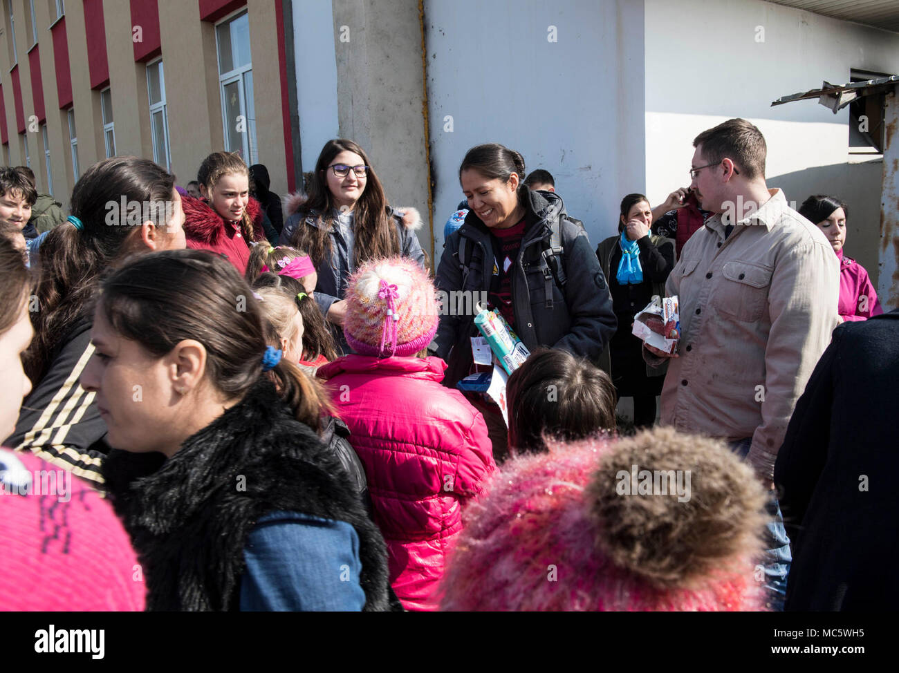 La Romania (28 marzo 2018) Utilitiesman 1a classe Sonia Deputee, assegnato al supporto navale Facility Deveselu, gestisce le caramelle a scuola Deveselu, una locale scuola rumena, durante un uovo di Pasqua le relazioni tra comunità (COMREL) progetto. NSF Deveselu AAMDS e Romania sono co-localizzato con il rumeno 99th Base Militare e gioca un ruolo chiave nel missile balistico di difesa in Europa orientale. Foto Stock