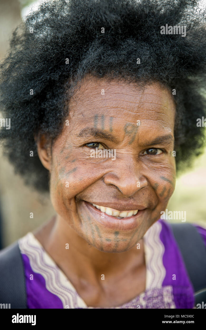 Close-up ritratto di una donna sorridente con tatuaggi facciali, Pagwi, East Sepik, provincia di Papua Nuova Guinea Foto Stock