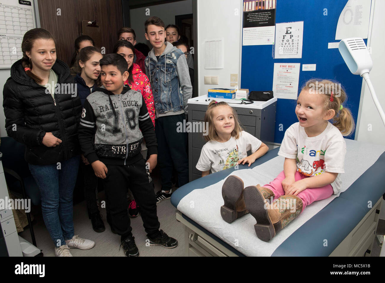 La Romania (30 marzo 2018) gli studenti dalla scuola Deveselu, una locale scuola rumena, visita la clinica medica a supporto navale Facility Deveselu durante una comunità relazioni (COMREL) progetto. NSF Deveselu AAMDS e Romania sono co-localizzato con il rumeno 99th Base Militare e gioca un ruolo chiave nel missile balistico di difesa in Europa orientale. Foto Stock