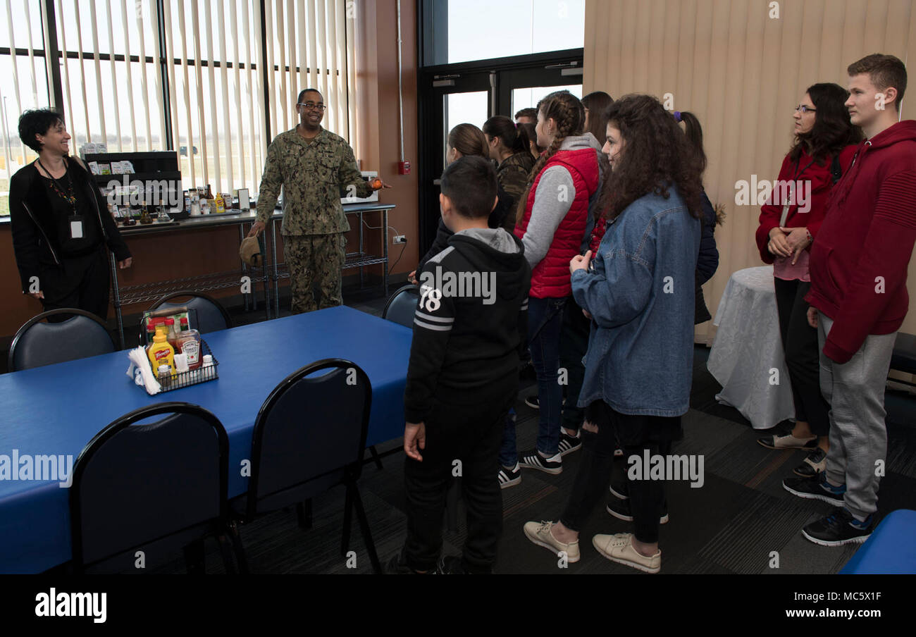 La Romania (30 marzo 2018) Capt. Charlos Washington, comandante ha assegnato al supporto navale Facility Deveselu, dà un tour di base per gli studenti dalla scuola Deveselu, una locale scuola rumena, durante una comunità relazioni (COMREL) progetto. NSF Deveselu AAMDS e Romania sono co-localizzato con il rumeno 99th Base Militare e gioca un ruolo chiave nel missile balistico di difesa in Europa orientale. Foto Stock