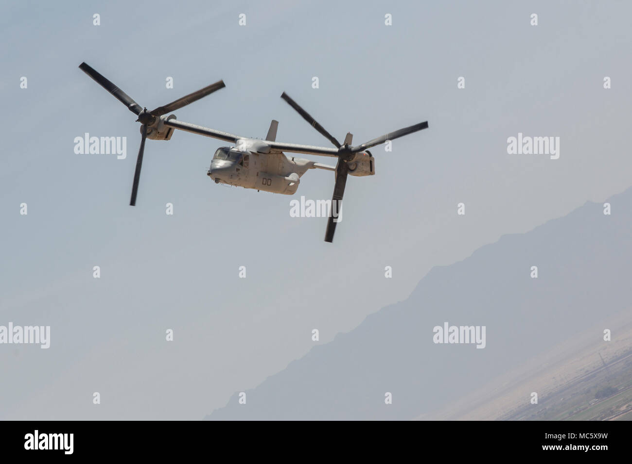 Un U.S. Marine Corps MV-22 Osprey con Marine Aviation di armi e tattiche del squadron 1 mosche da durante la coda gunnery certificazione e formazione di competenza a sostegno di armi e tattiche Instructor 2-18 a El Centro in California, Aprile 10. WTI è di sette settimane di formazione evento ospitato da MAWTS-1 cadre, in cui si sottolinea che un'integrazione operativa delle sei funzioni del Marine Corps aviation a sostegno di un Marine Air Ground Task Force e fornisce funzionalità standardizzate advanced tactical formazione e certificazione di istruttore d'unità qualifiche per il supporto di aviazione marino la formazione e la valutazione della fattibilità e assiste Foto Stock