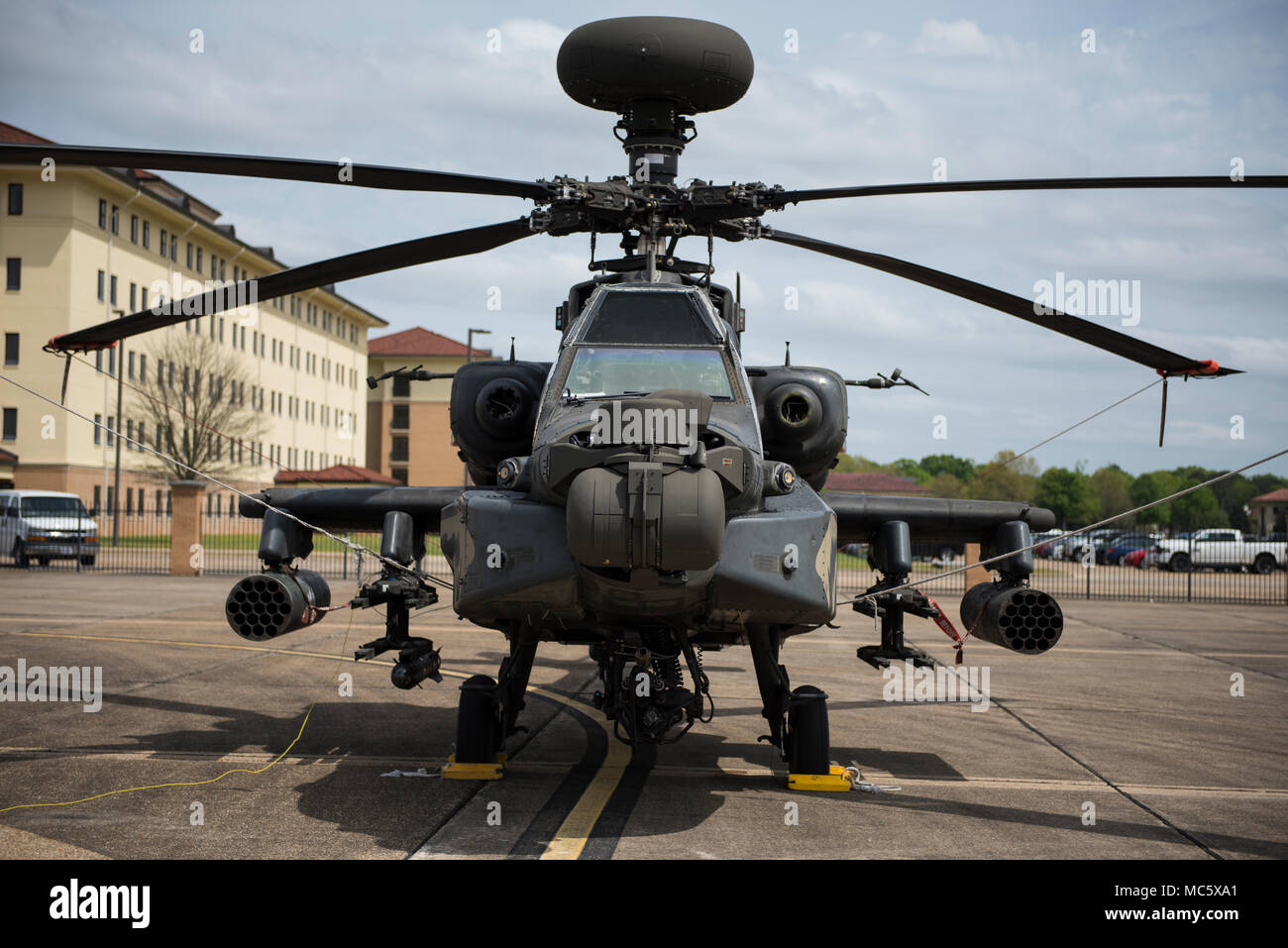 Un Boeing AH-64 elicottero Apache si siede sul Maxwell flightline Marzo 27, 2018, il Maxwell Air Force Base in Alabama. Gli elicotteri erano messi a terra in corrispondenza di Maxwell per quattro giorni a causa del maltempo. (U.S. Air Force foto di Airman 1. Classe Charles Welty) Foto Stock