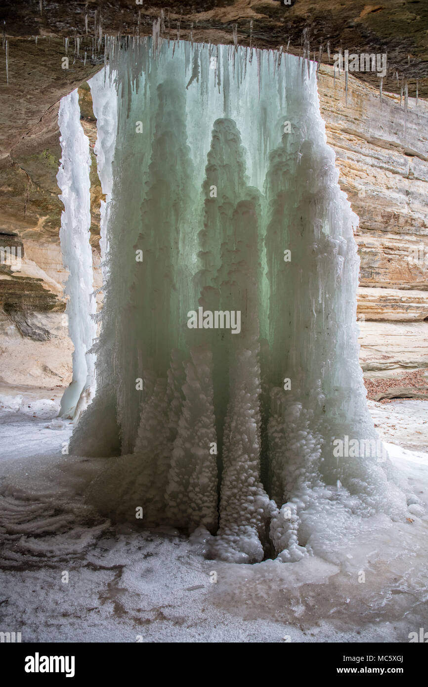 Congelati, cascata di ghiaccio a La Salle Canyon, Starved Rock State Park, Illinois, Stati Uniti d'America Foto Stock