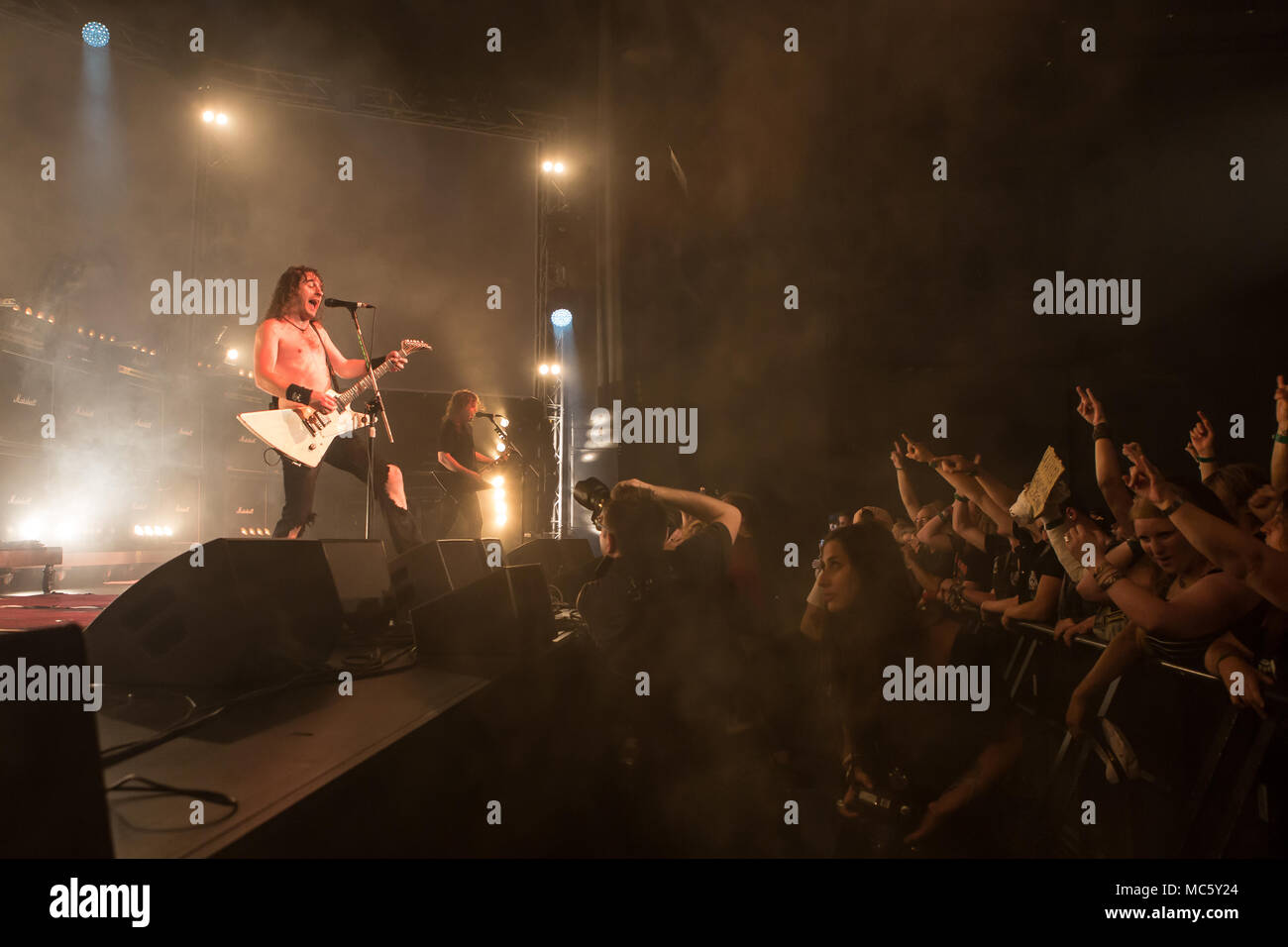 La Australian hard rock band Airbourne live al Blue Balls Festival di Lucerna, Svizzera Joel O'Keefe Foto Stock