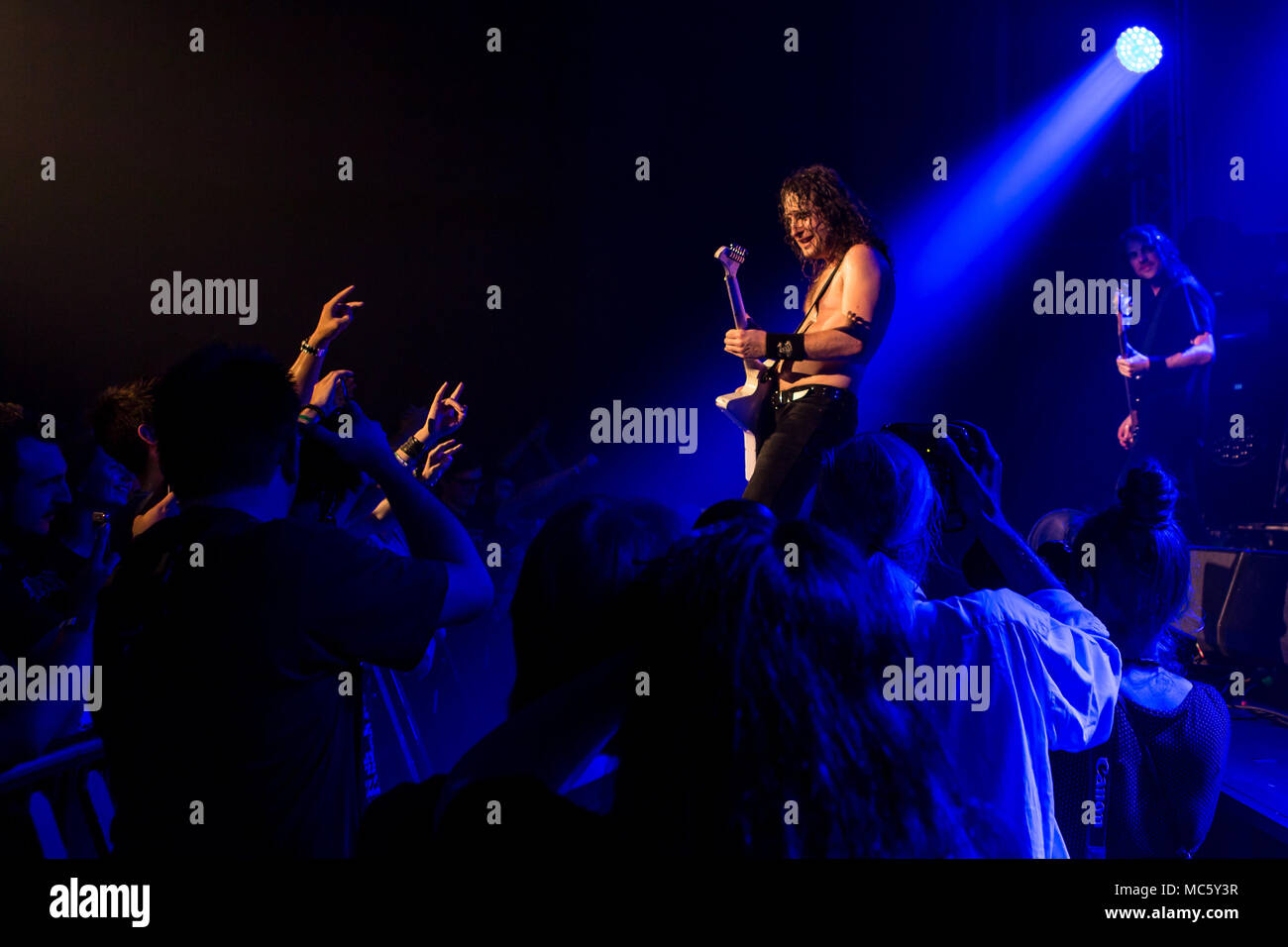 La Australian hard rock band Airbourne live al Blue Balls Festival di Lucerna, Svizzera Joel O'Keefe Foto Stock