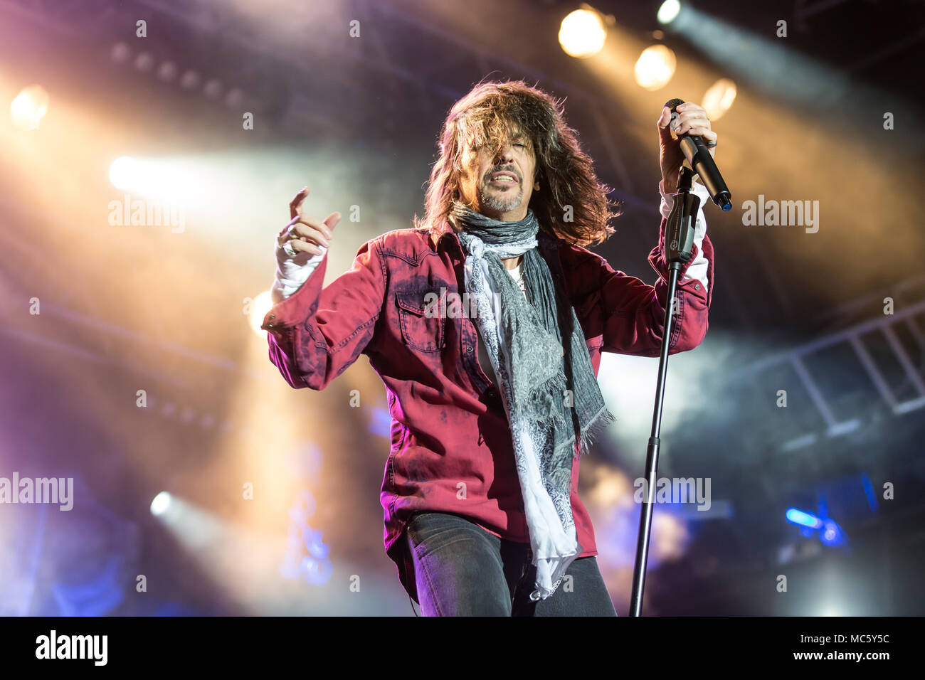 L'angloamericano banda rock straniero con il cantante Kelly Hansen a vivere la magica notte all'Heitere Zofingen, Argovia Foto Stock