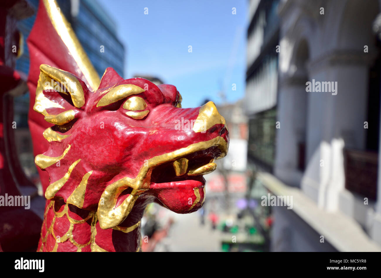 Londra, Inghilterra, Regno Unito. Testa di drago in Holborn Viaduct. Foto Stock