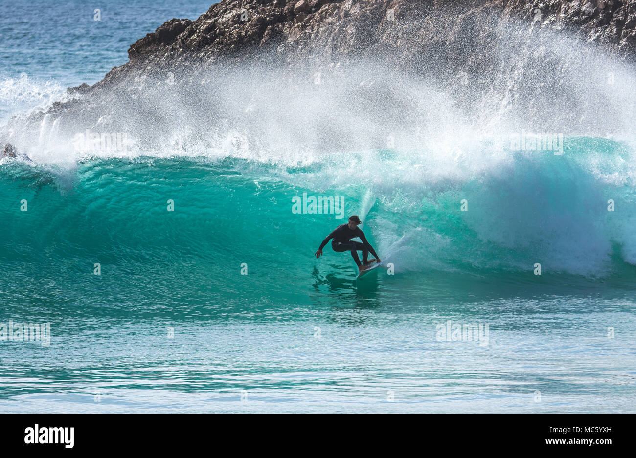 Surfer a cavallo di un tubo Foto Stock