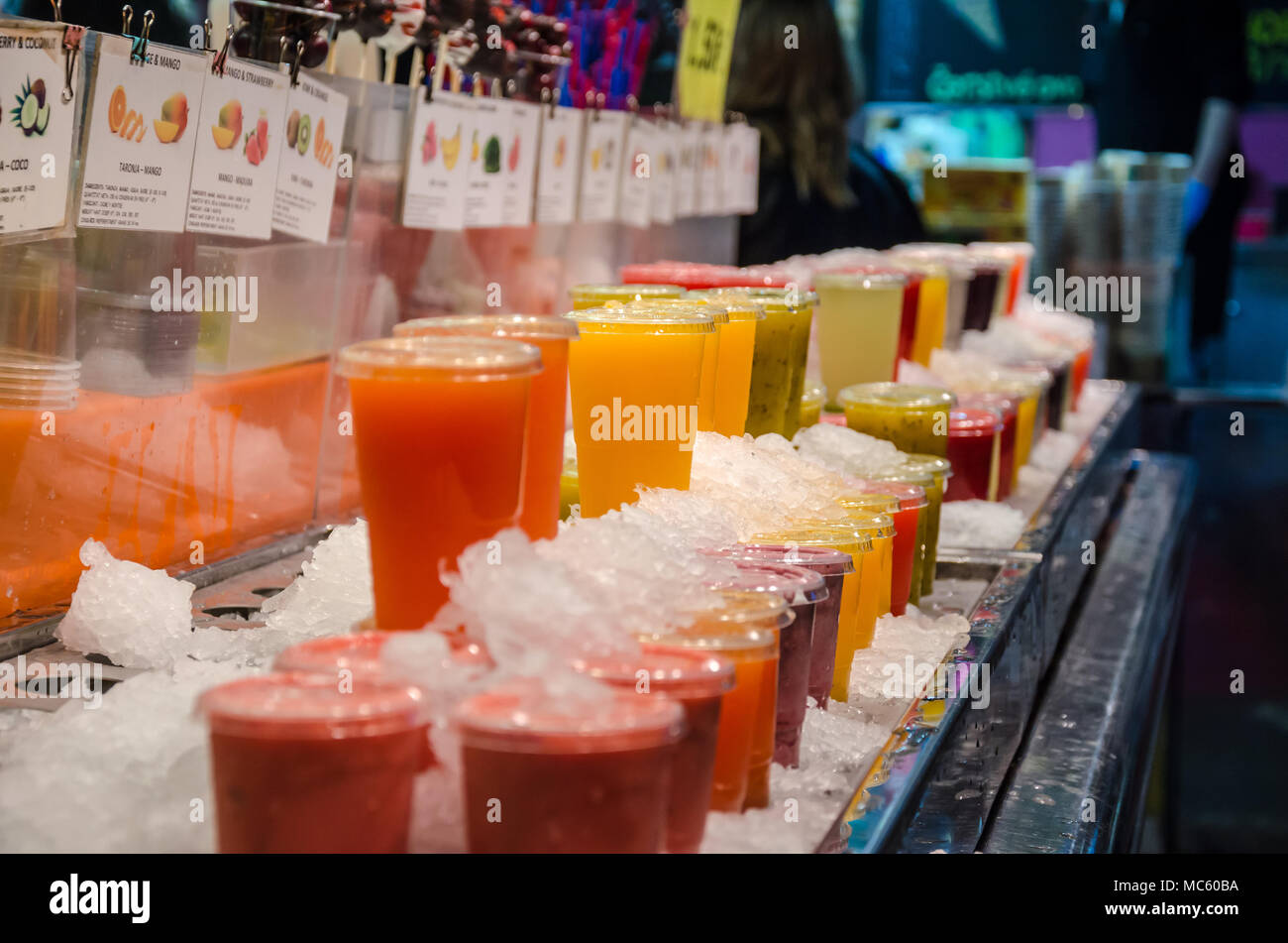 Succhi di frutta e ghiacciate sul display per la vendita su un mercato in stallo a La Bocqueria Barcellona n. Foto Stock