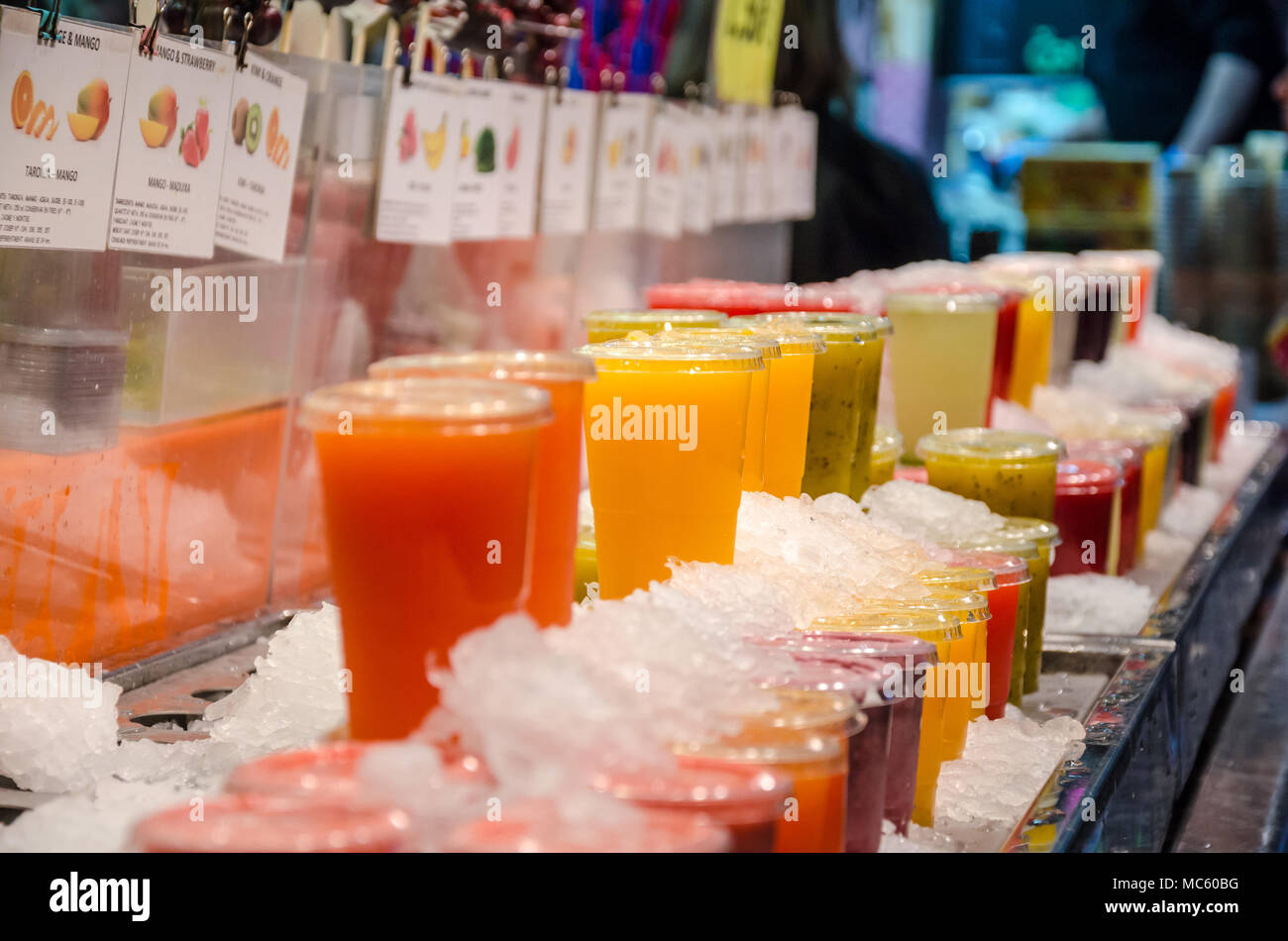 Succhi di frutta e ghiacciate sul display per la vendita su un mercato in stallo a La Bocqueria Barcellona n. Foto Stock