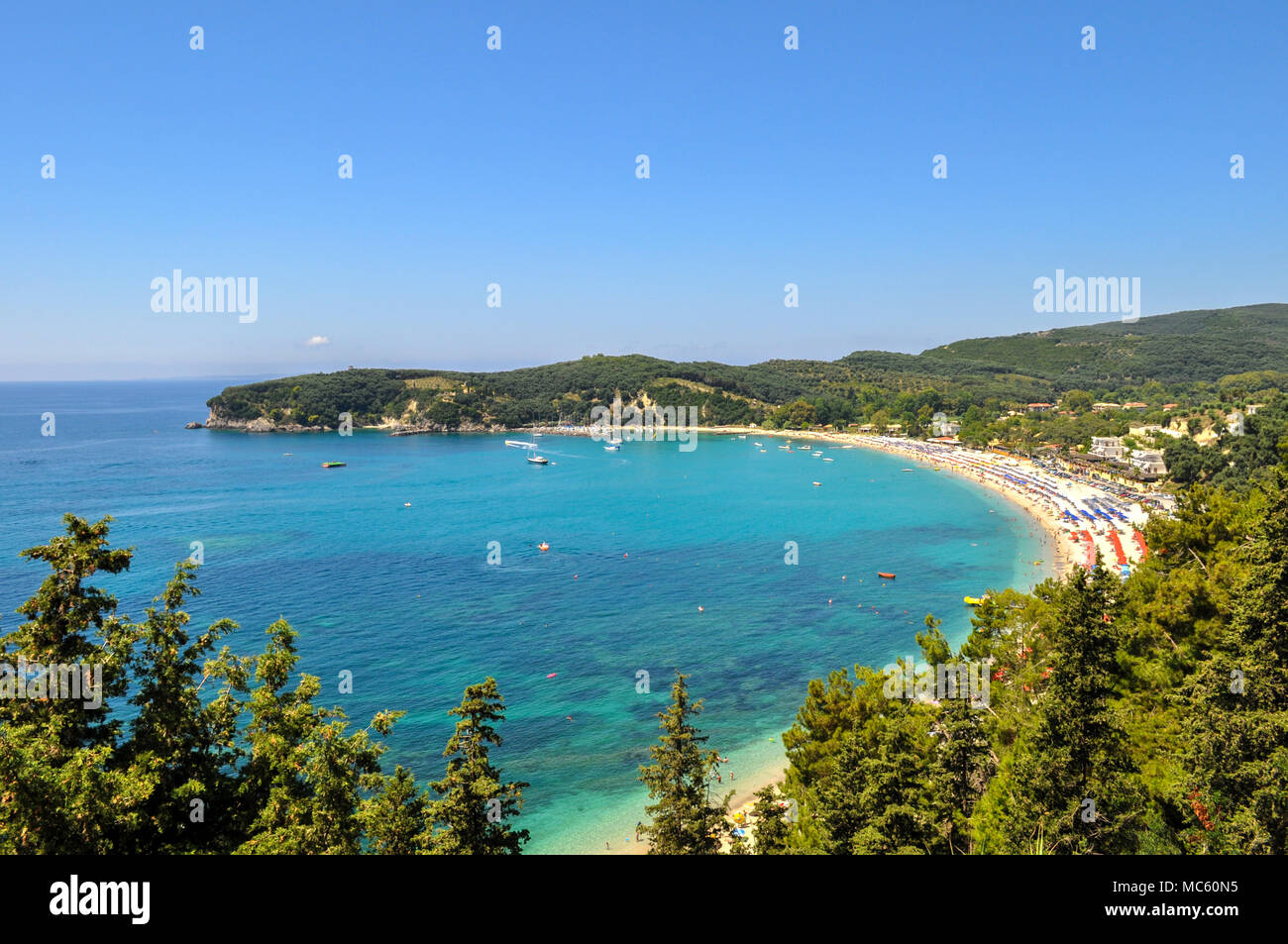 Parga, Epiro - Grecia. Vista panoramica della spiaggia di Valtos una delle più lunghe spiagge organizzate di Parga. È situato vicino al castello di Parga. Foto Stock