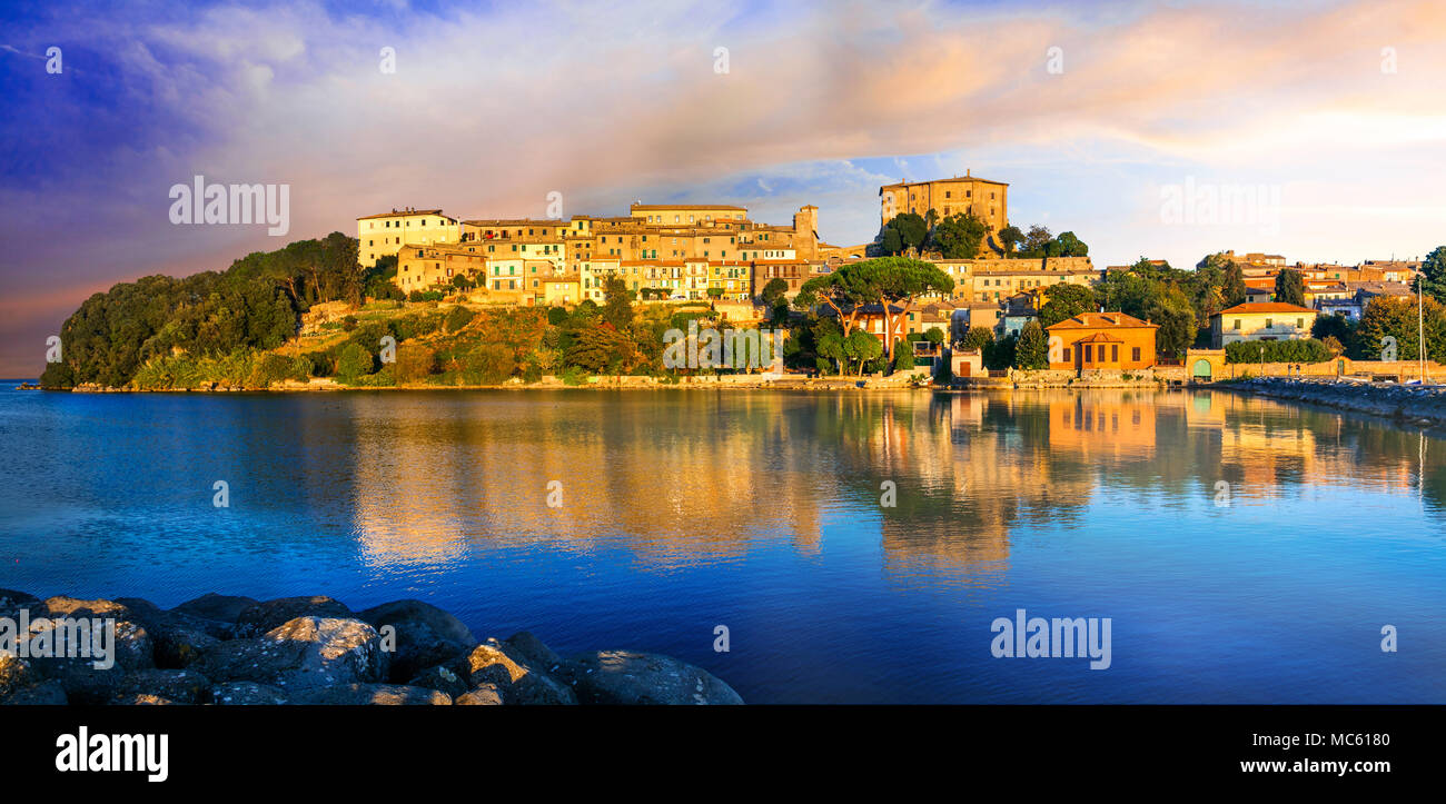 Bellissimo villaggio di Capodimonte oltre il tramonto sul lago di Bolsena,Viterbo,l'Italia. Foto Stock