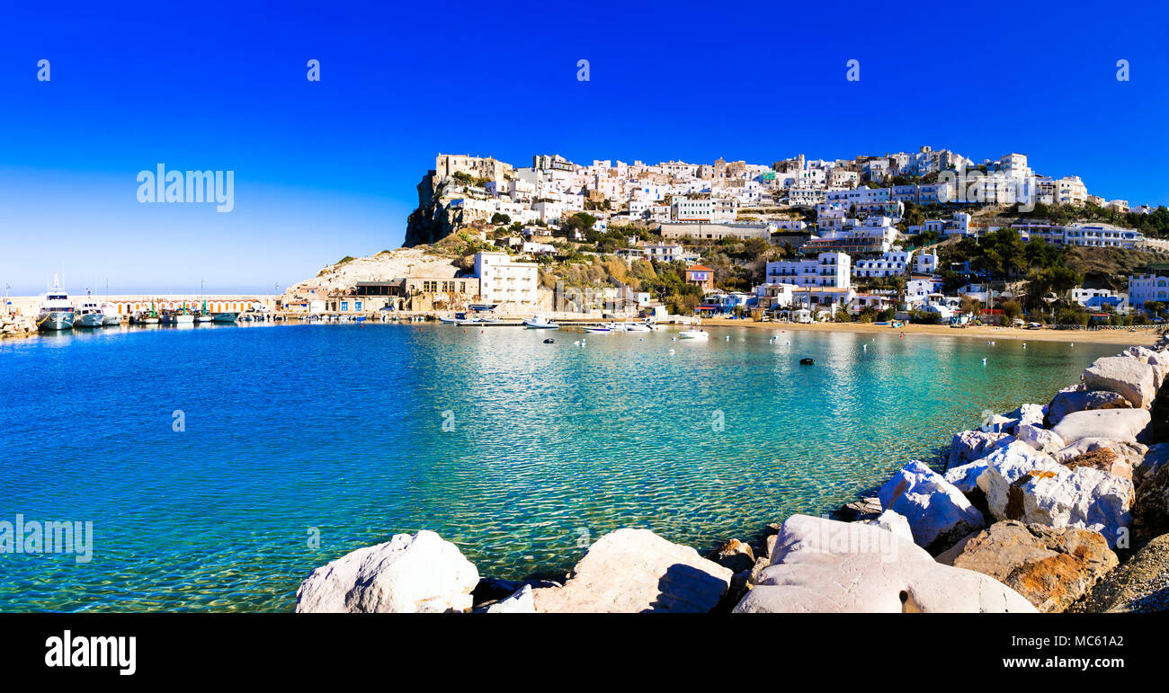 Bellissimo villaggio Peschici,vista panoramica,Puglia,l'Italia. Foto Stock