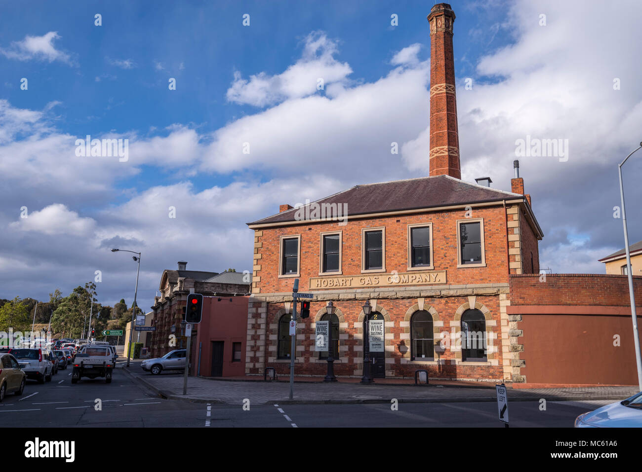 Pomeriggio di sole sul vecchio edificio in mattoni di Hobart lavori Gas con grande camino, Tasmania, Australia Foto Stock