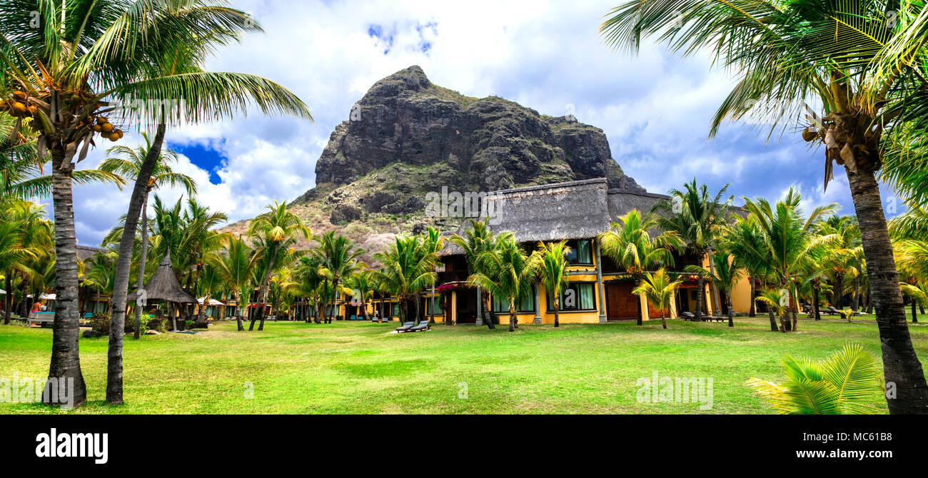 Vacanze tropicali in Le Morne,vista con bungalow,palme e montagna,Maurizio. Foto Stock