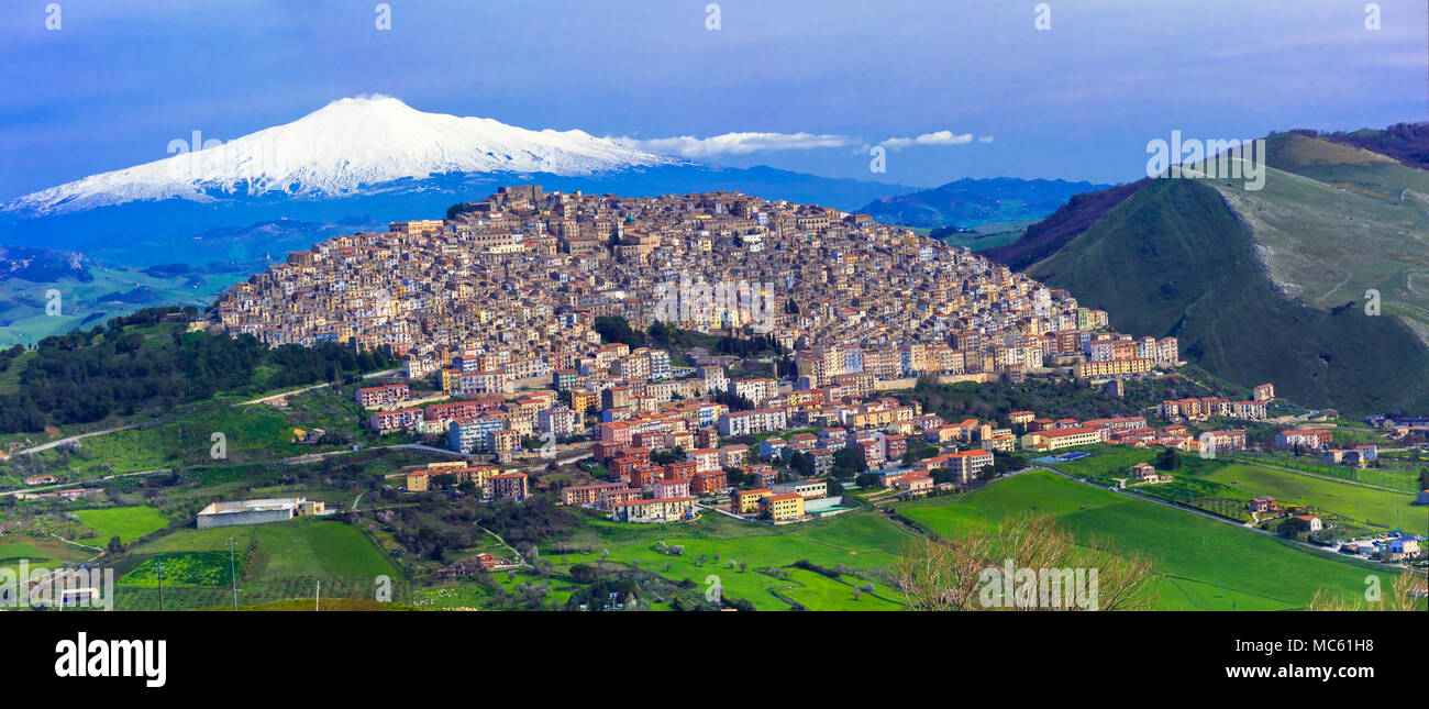 Impressionante Gangi village,con vista Etna,Sicilia,l'Italia. Foto Stock