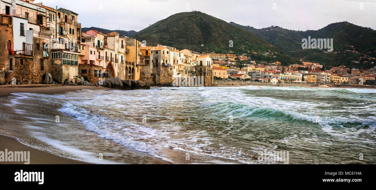 Bella Cefalu' village,vista con il mare e le montagne,Sicilia,l'Italia. Foto Stock