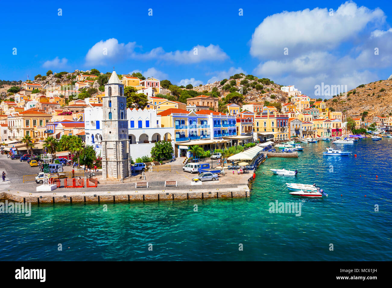 Symi bella vista del villaggio con case tradizionali e mare,Dodecaneso isola,Grecia. Foto Stock