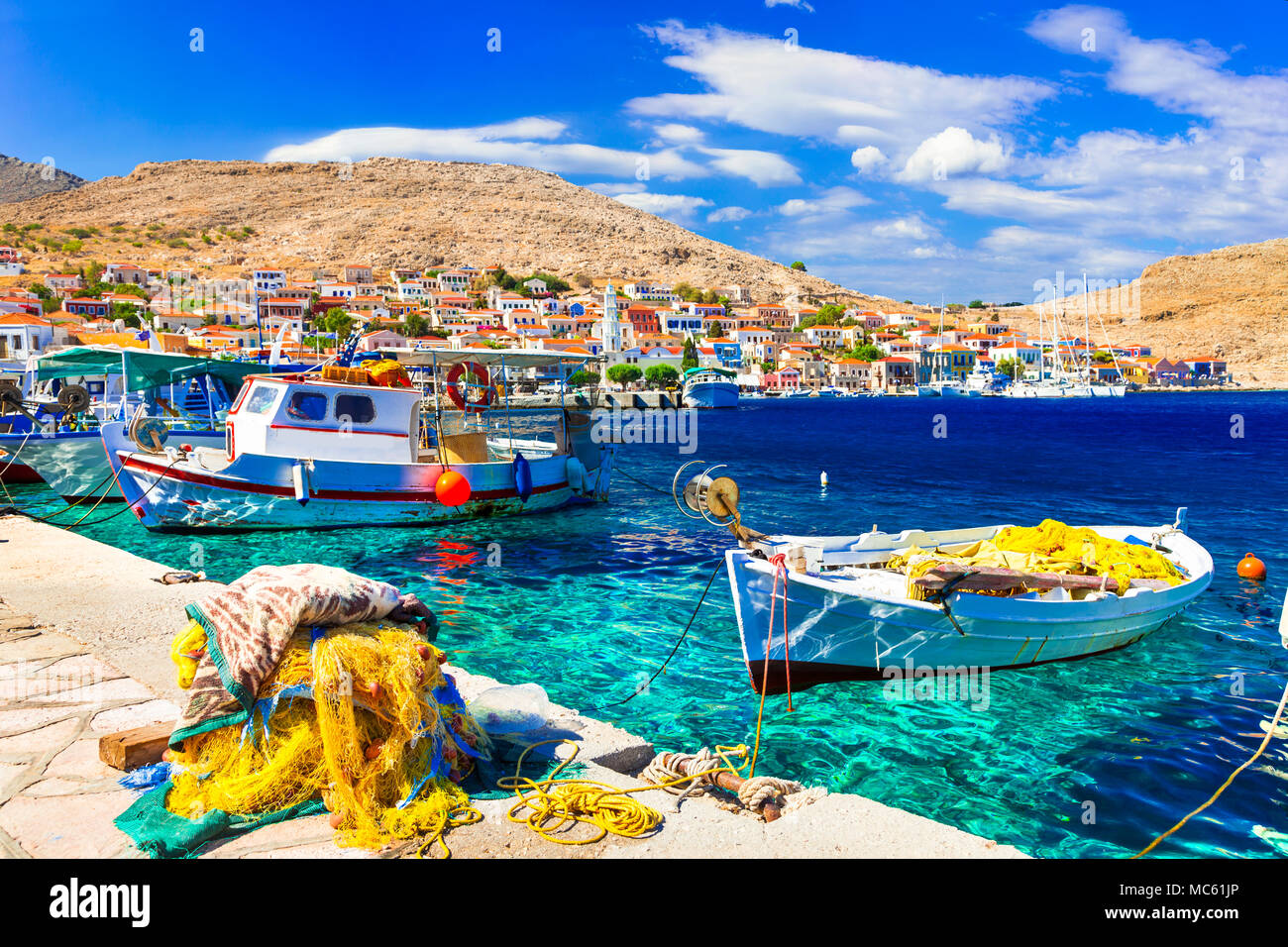 Bellissimo villaggio di Chalki,vista con barca da pesca e mare,Grecia. Foto Stock