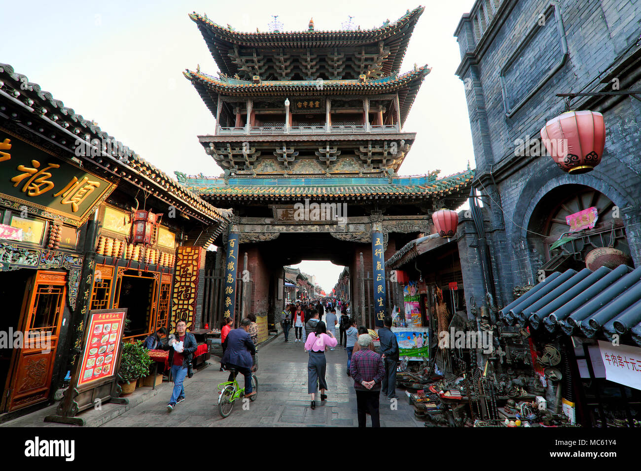 City Tower / Mercato torre lungo Ming-Qing Street, Città antica di Pingyao, nella provincia di Shanxi, Cina Foto Stock
