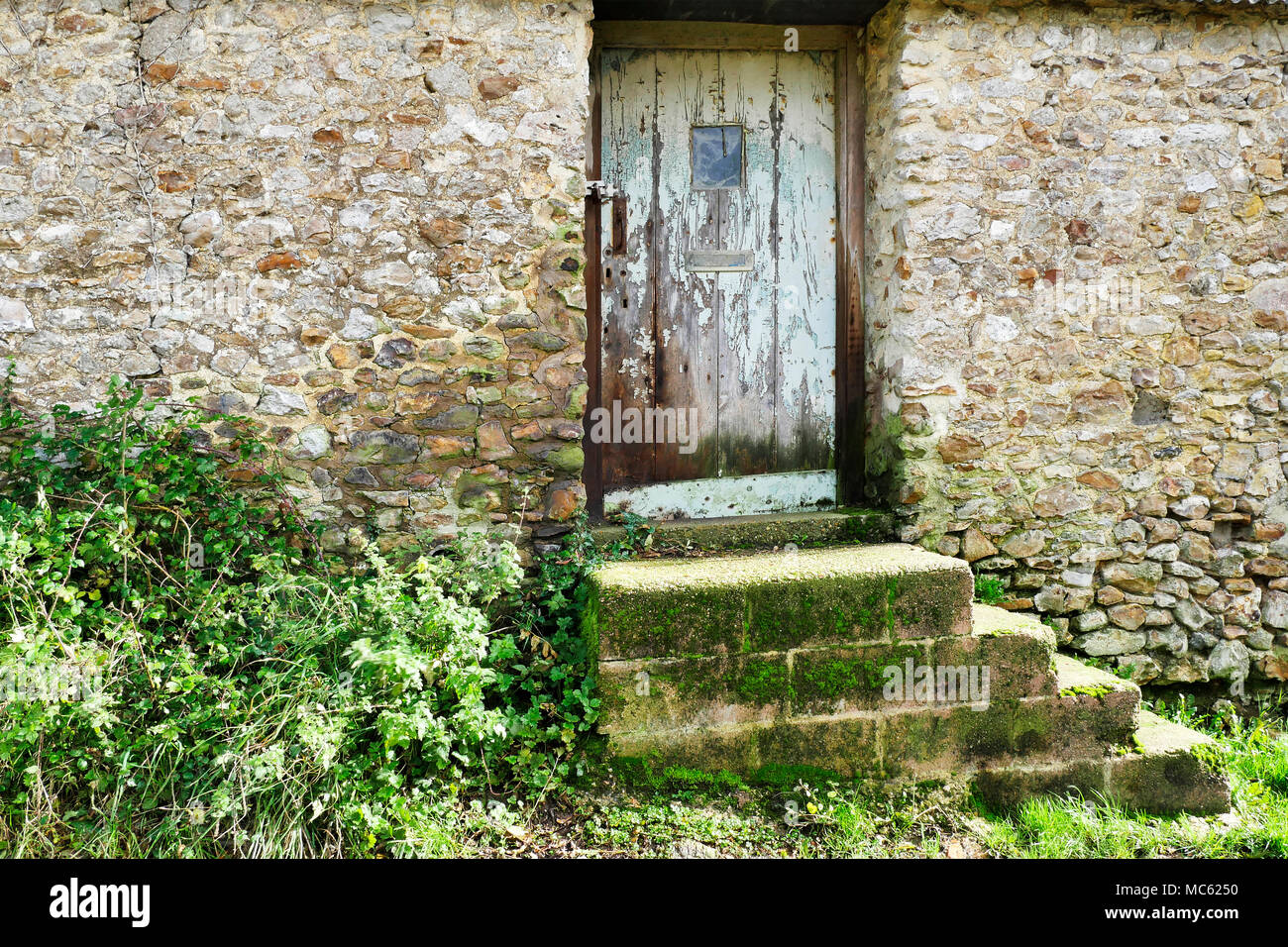 Un vecchio fienile in pietra nella campagna di Dorset. Foto Stock