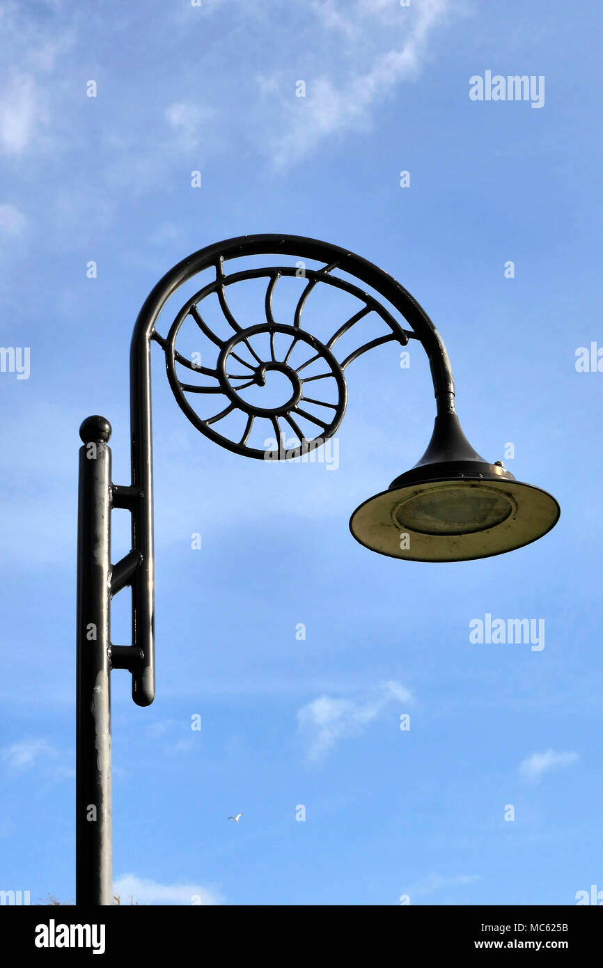 Una tipica strada luce in Lyme Regis con la caratteristica ammonita design. Foto Stock