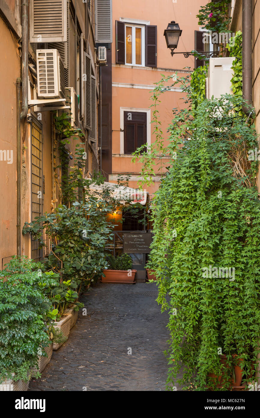 Un piccolo italiano ristorante pizzeria in Roma, Italia, è nascosto un pedestrain street (Vicolo), vale sempre la pena in cerca di luoghi come questo quando Foto Stock