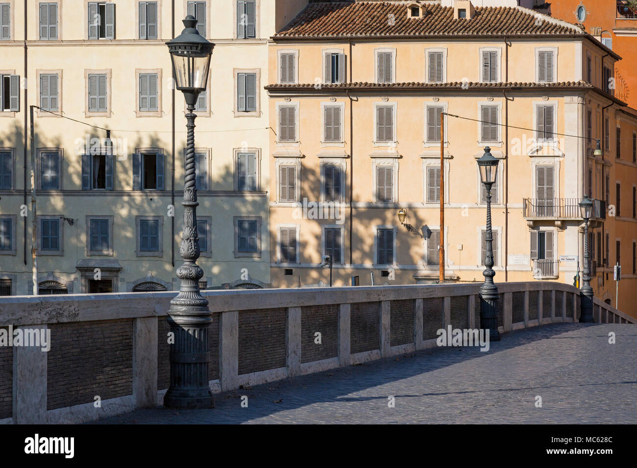 Ponte Sisto è un ponte nel centro storico di Roma, costruito tra il 1473-79 si attraversa il fiume Tevere. Si collega via dei Pettinari nel Rione di regol Foto Stock
