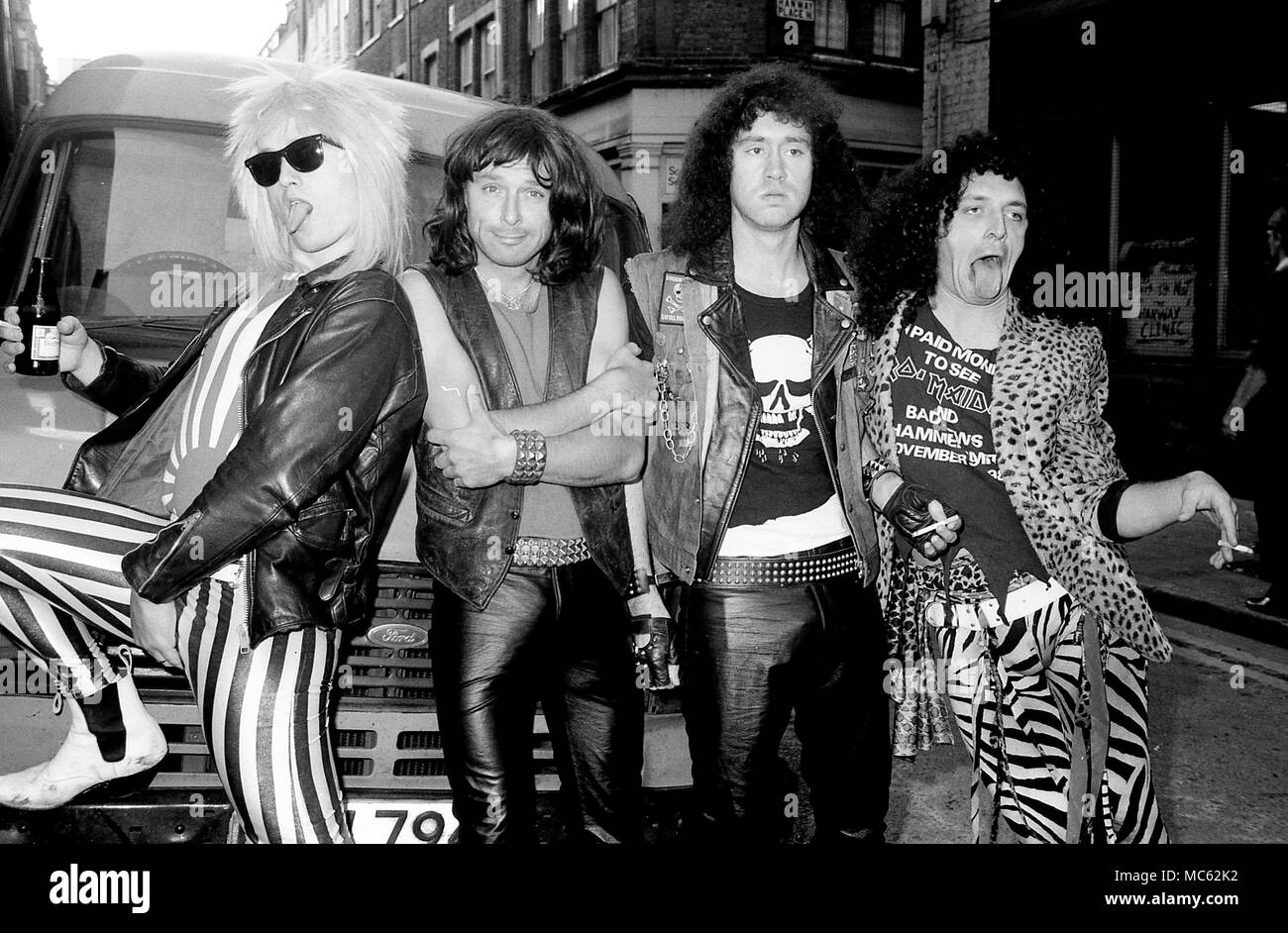 " Bad News' effettuare lo spoofing di rock band con Ade Edmondson, Rik Mayall, Nigel ruspa e Peter Richardson 1987 Londra. Dotato di: Ade Edmondson, Adrian Edmondson, Rik Mayall, Nigel ruspa, Peter Richardson dove: Londra, Regno Unito quando: 13 Mar 2018 Credit: Andy Phillips/delle immagini di copertina Foto Stock
