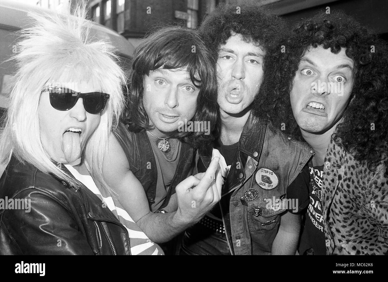 " Bad News' effettuare lo spoofing di rock band con Ade Edmondson, Rik Mayall, Nigel ruspa e Peter Richardson 1987 Londra. Dotato di: Ade Edmondson, Adrian Edmondson, Rik Mayall, Nigel ruspa, Peter Richardson dove: Londra, Regno Unito quando: 13 Mar 2018 Credit: Andy Phillips/delle immagini di copertina Foto Stock