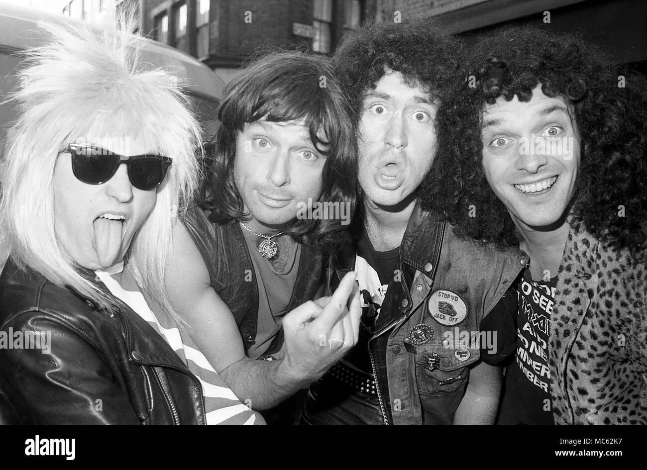 " Bad News' effettuare lo spoofing di rock band con Ade Edmondson, Rik Mayall, Nigel ruspa e Peter Richardson 1987 Londra. Dotato di: Ade Edmondson, Adrian Edmondson, Rik Mayall, Nigel ruspa, Peter Richardson dove: Londra, Regno Unito quando: 13 Mar 2018 Credit: Andy Phillips/delle immagini di copertina Foto Stock