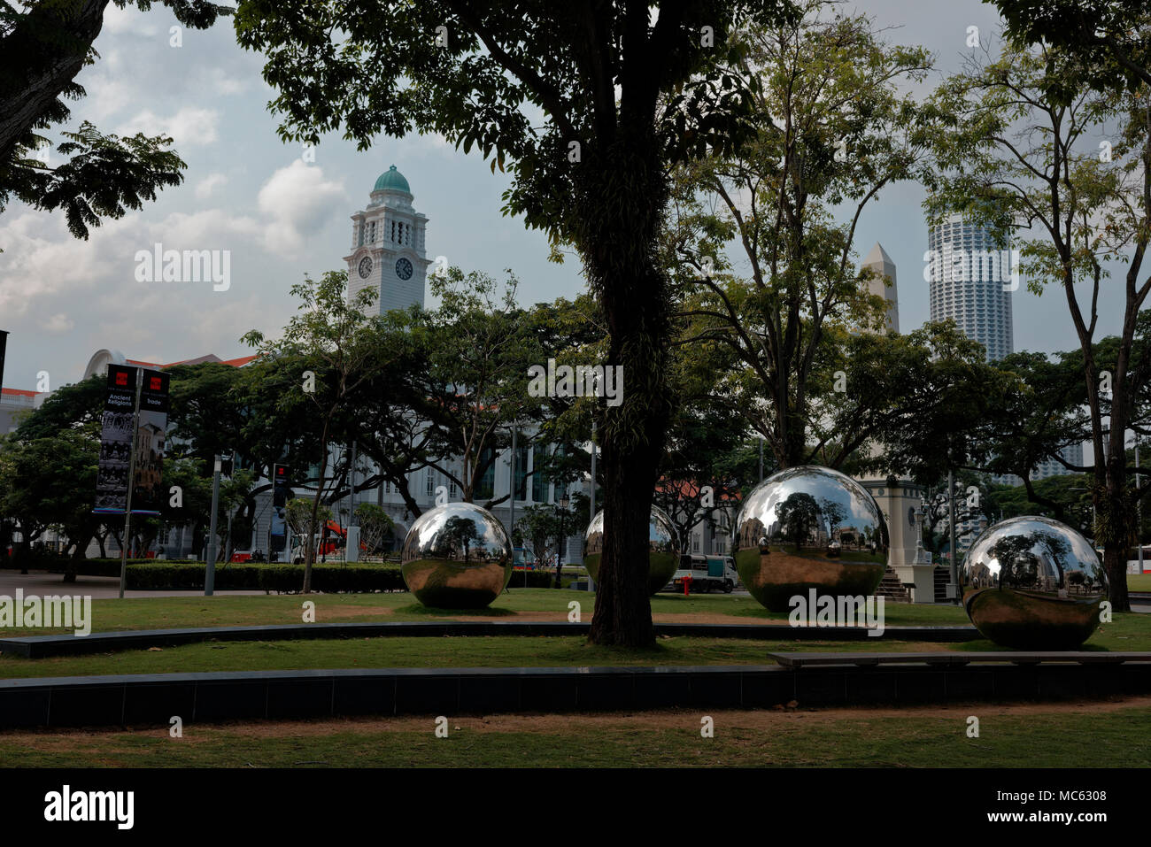 Grandi sfere lucidato, parte del cinquantesimo anniversario, arte in Singapore Foto Stock