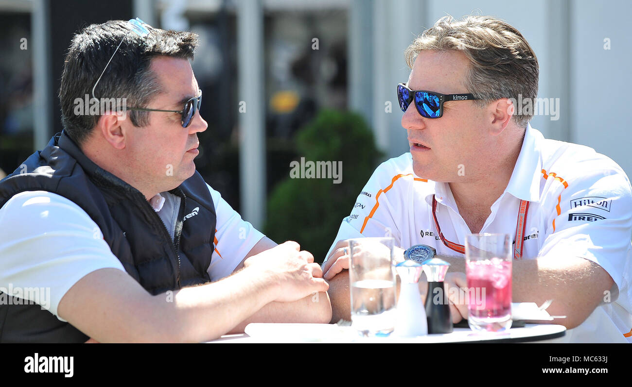 Eric Bouillier, la McLaren F1 Team e Zak Brown, direttore esecutivo della McLaren Technology Group. Giorno 1 del 2018 Formula 1 Rolex Australian Grand Prix che si svolgerà sul circuito di Albert Park di Melbourne, Victoria il 22 marzo 2018. Wayne Neal | SportPix.org.uk Foto Stock