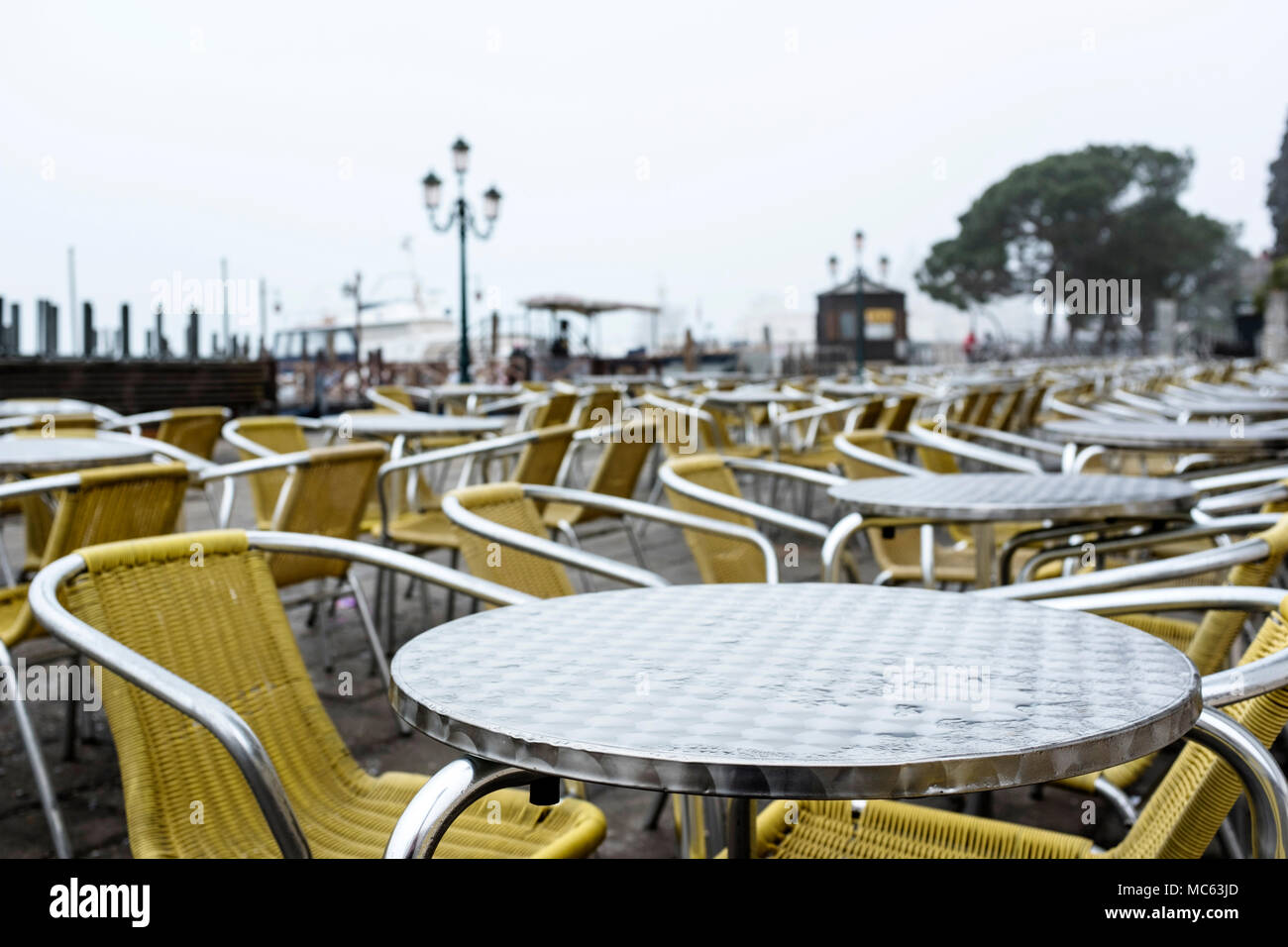 Abbandonate le sedie di un caffè in un giorno di pioggia a Venezia, Italia, 2018 Foto Stock